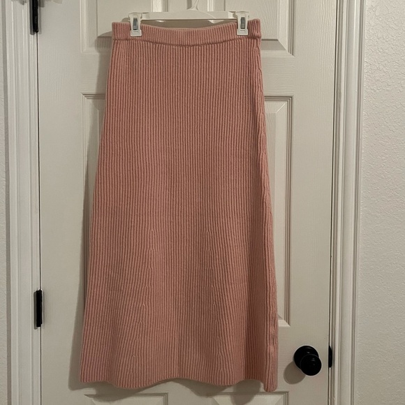 H&M Light Pink Ribbed Knit Midi Skirt Size Small - Picture 2 of 4